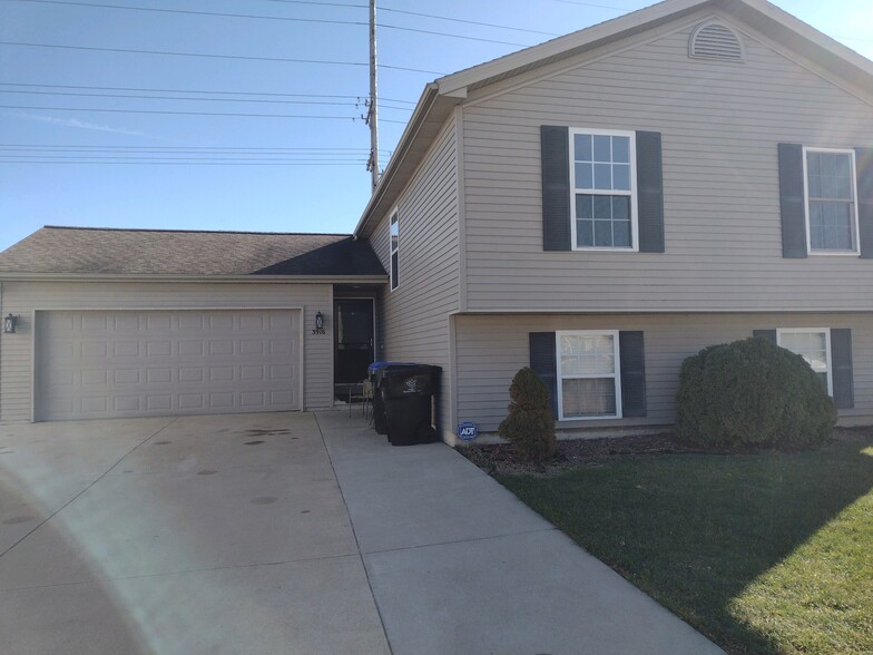 Stand alone house with front and back yard. - 3916 Bluebell Dr.