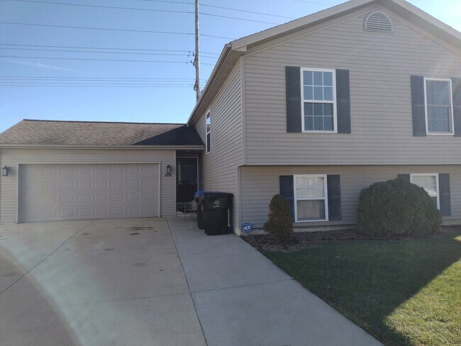 Stand alone house with front and back yard. - 3916 Bluebell Dr.