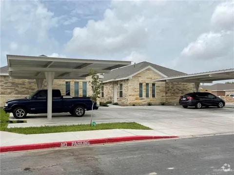 Building Photo - 4906 N Hiawatha Dr
