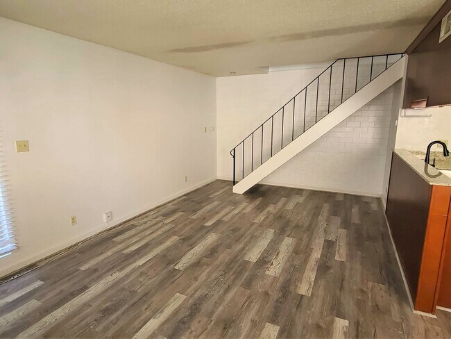 Building Photo - UPDATED RENTAL IN SACRAMENTO!