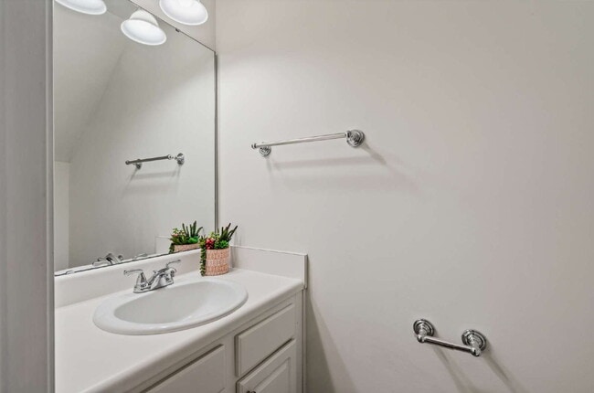Building Photo - 3-Bed Townhouse in Leesville District