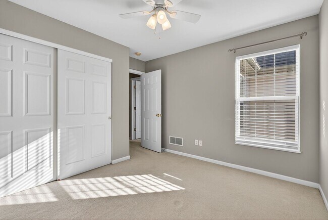 Building Photo - Spacious 3BR Townhome Across From Neighbor...