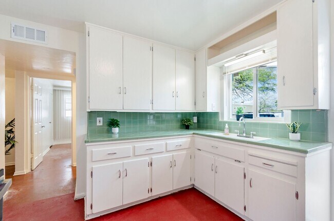 Building Photo - Recently Remodeled Gem! Steps Away from U of A Main Campus!