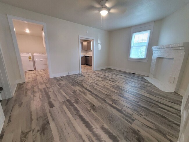 Building Photo - Newly renovated 4 bed 2 bath home in the h...