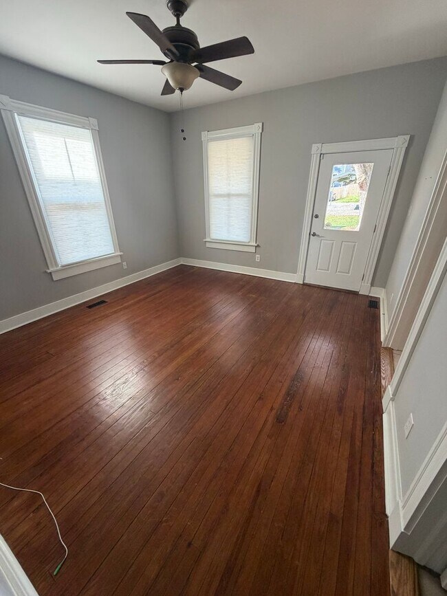 Building Photo - Beautifully Renovated Swansboro Home