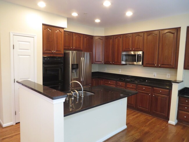Building Photo - Beautiful Townhome - Vienna
