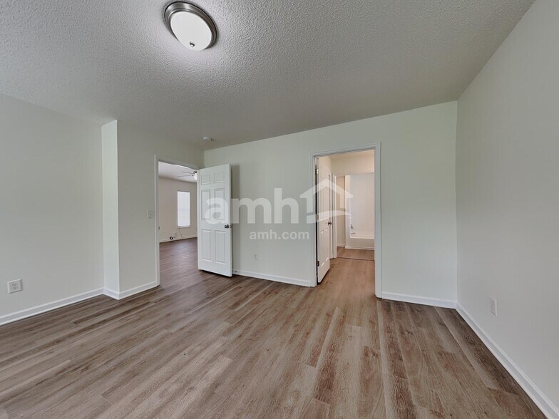 Building Photo - 5825 Regent Village Dr