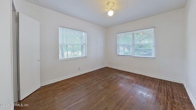 Building Photo - 1464 Holmesdale Rd