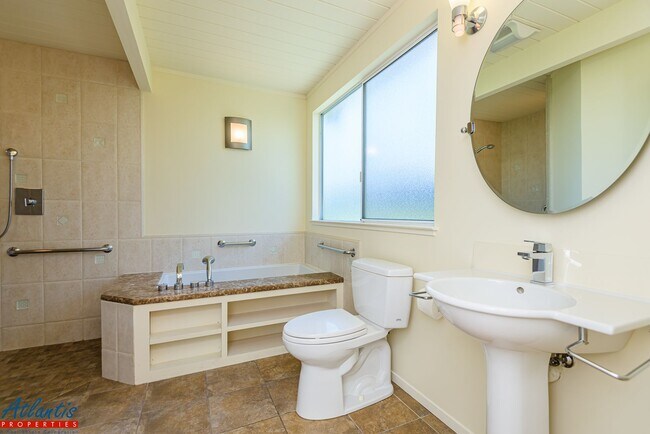 Building Photo - Gorgeous Eichler Home | Desirable Location