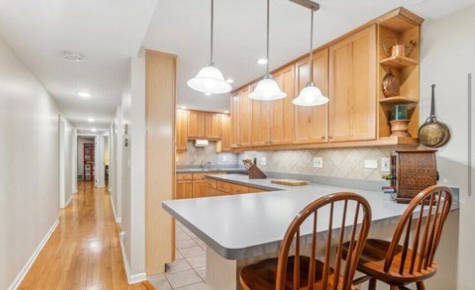 Building Photo - 857 N La Salle Dr