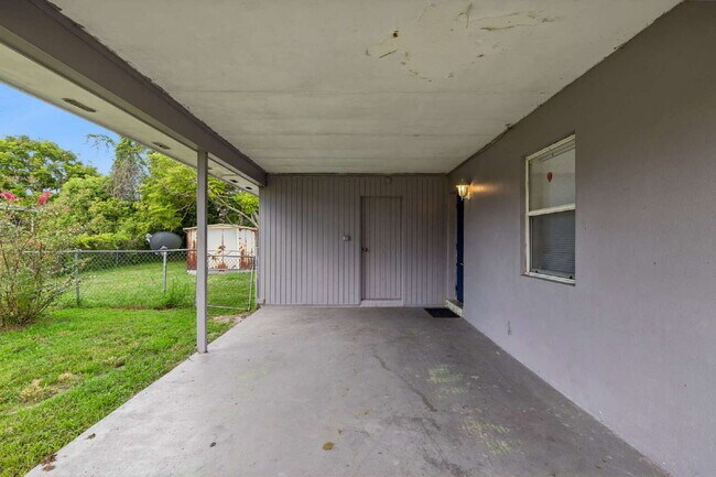 Building Photo - Charming 2-Bed Oasis on Providence Blvd – Cozy Living in Deltona!