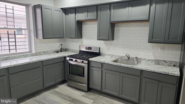 Building Photo - 805 N Kenwood Ave