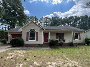 Building Photo - Lovely 3 Bed 2 Bath Raeford Home