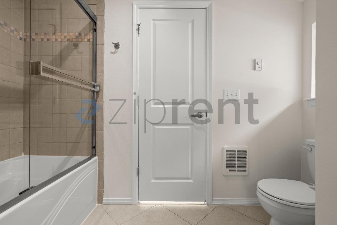 Building Photo - Unit A