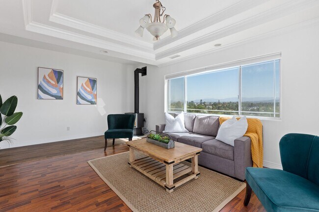 Building Photo - Spacious 7-Bedroom Home with Ocean Views i...