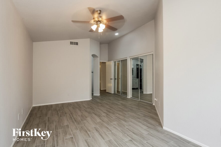 Building Photo - 4605 E Grovers Ave