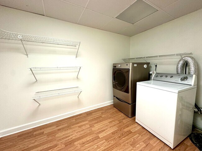 Building Photo - 533 Inwood Dr