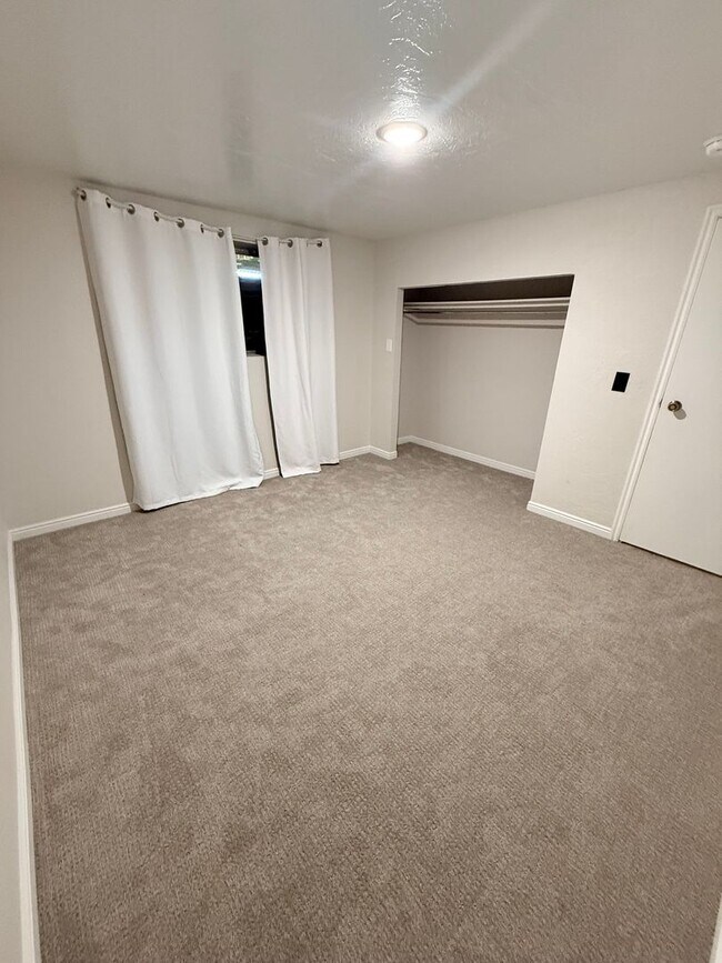 Building Photo - Cove Drive Comfort