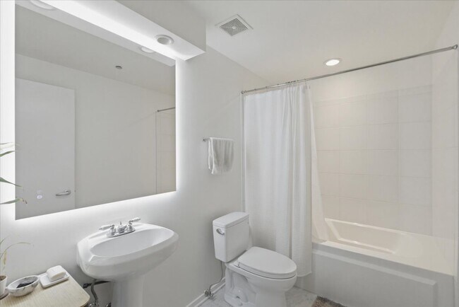 Building Photo - 900 N Kingsbury St