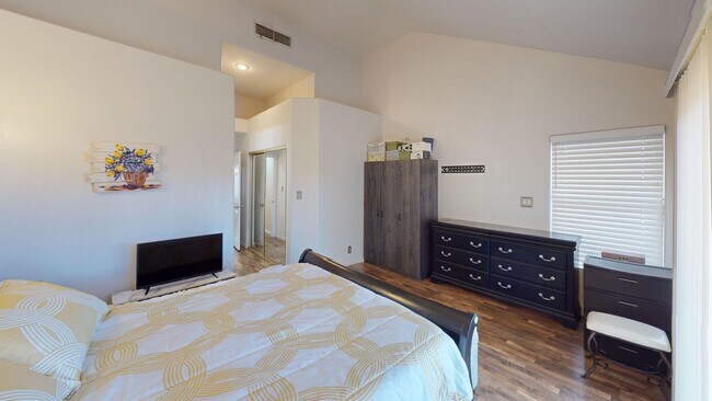 Building Photo - Spanish Trails Guard Gated Townhome!