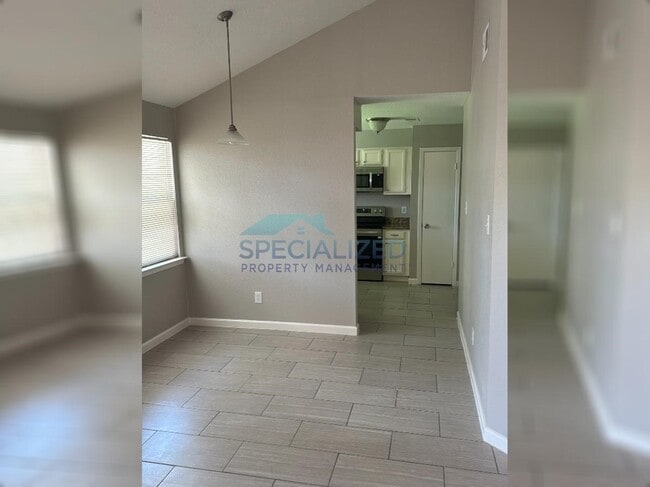 Building Photo - 2810 Pinewood Dr