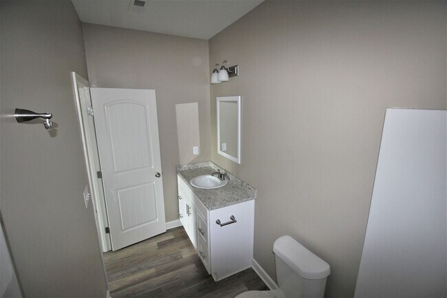 Building Photo - 216 Fern Bank Dr