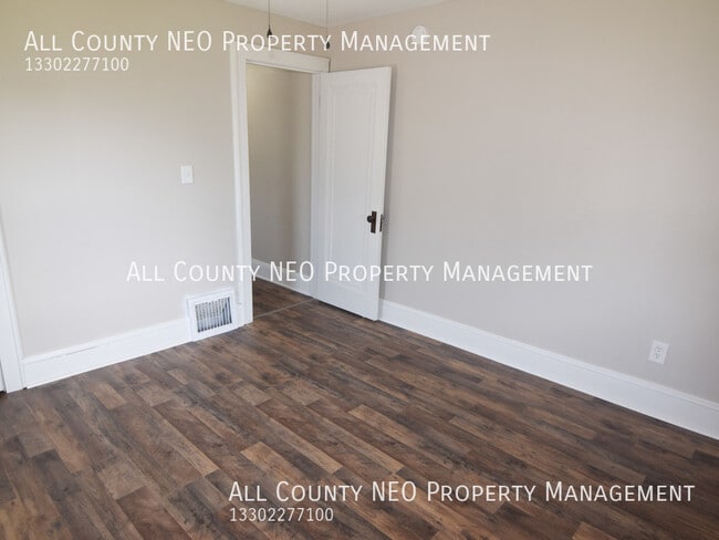 Building Photo - 643 E Archwood Ave