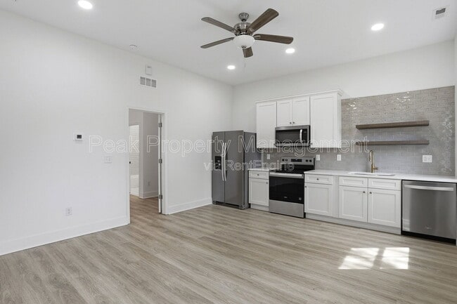 Building Photo - 3014 Parkwood Ave