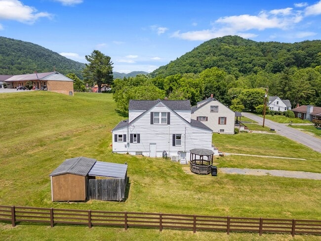 Building Photo - 4 bedroom home in Rich Creek!