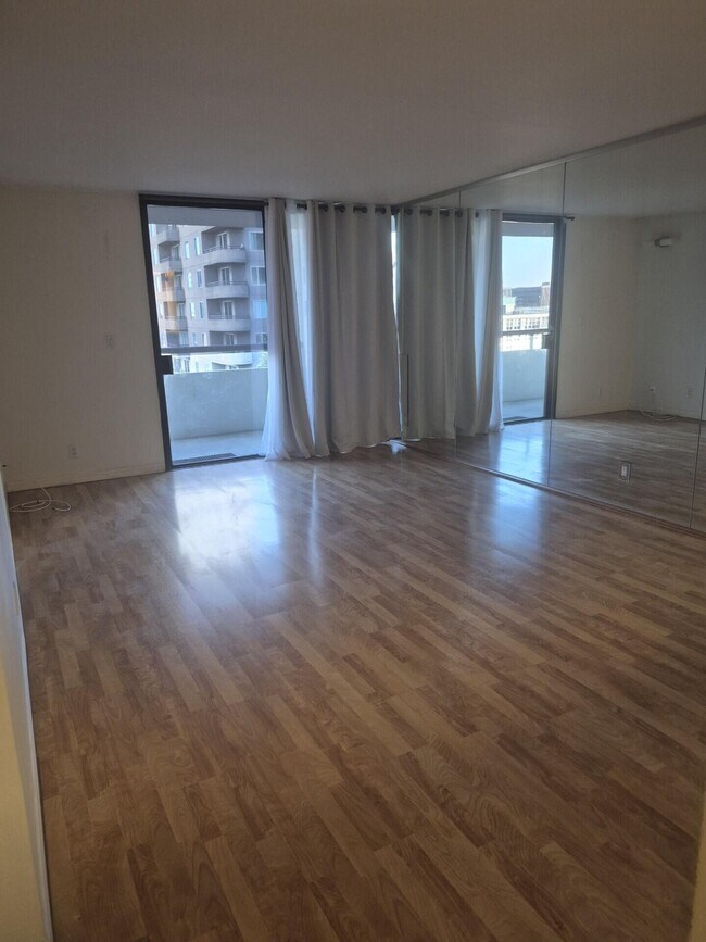 Building Photo - 600 W 9th St