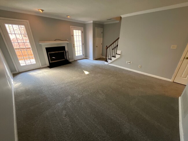 Building Photo - Stunning 2BR/2.5BA Townhome in Greensboro ...