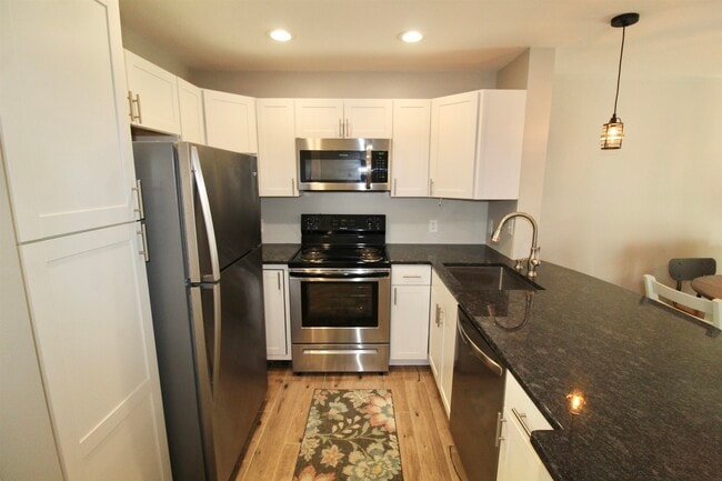 Building Photo - 1360 Hunters Rd