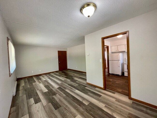 Building Photo - Upper level 2-bed, 1-bath