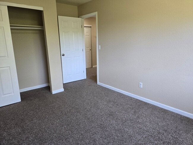 Building Photo - Three-bedroom condo in Denver boasts a lar...