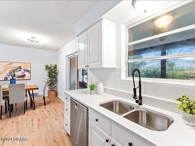 Building Photo - 879 Ponderosa Dr