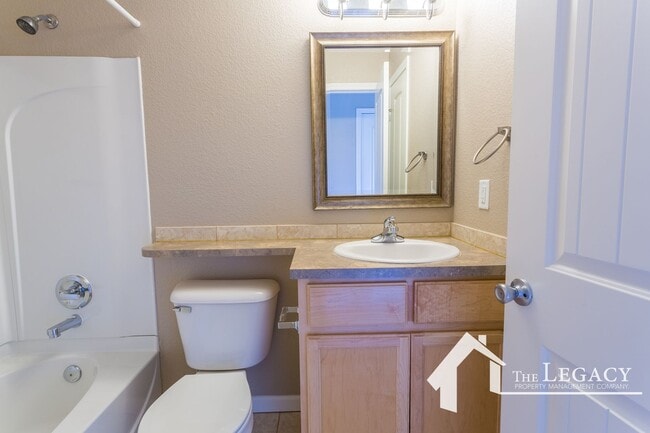 Building Photo - Westside Townhome