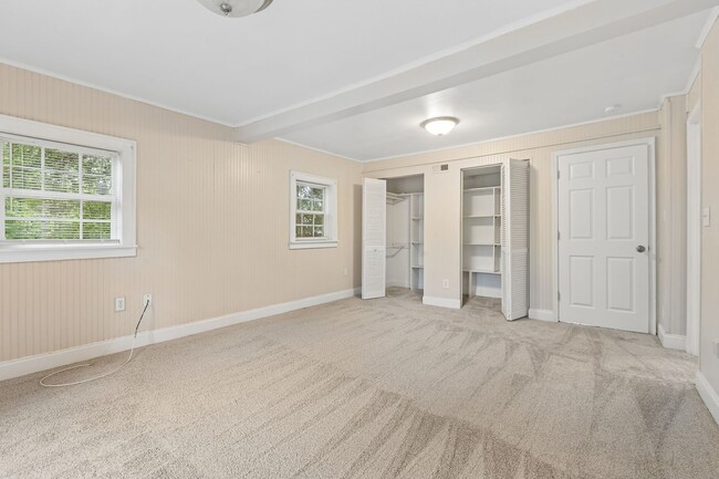 Building Photo - Water Views, Hampton, 3 bed 2.5 bath Ready Now!