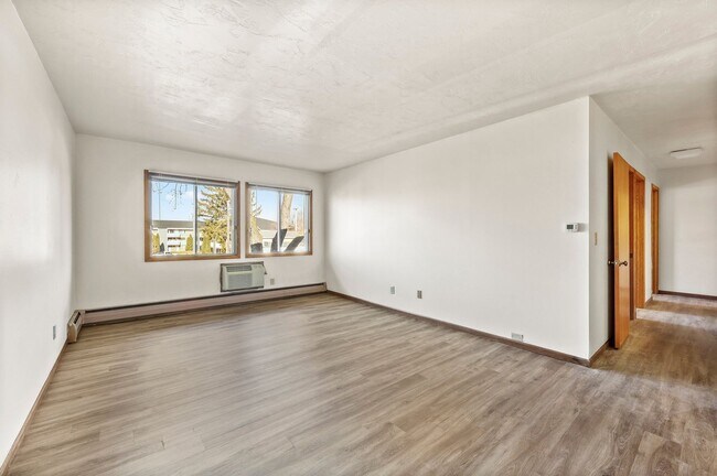 Building Photo - 1161 W Carriage Dr