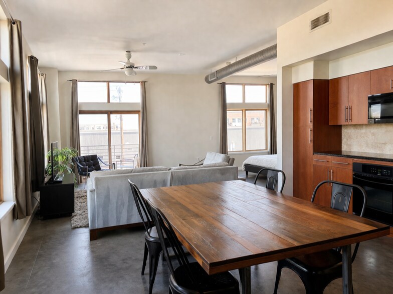 Building Photo - 2124 E 6th St