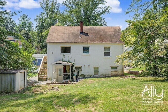 Building Photo - 2550 Woodland Dr