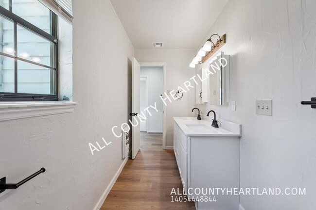 Building Photo - 1800 Ina Mae Ave