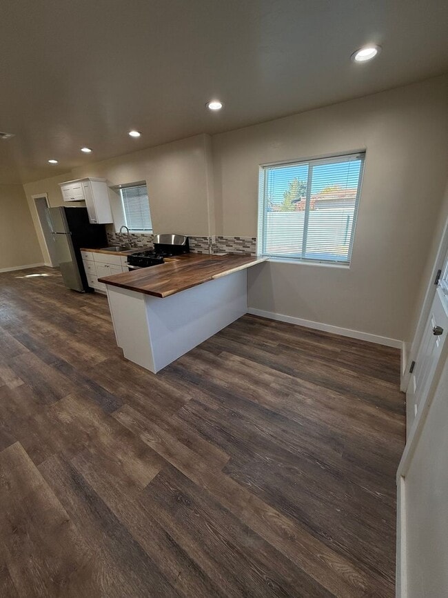 Building Photo - Gorgeous 2 Bedroom/1 Bathroom Home