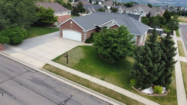 Building Photo - 5 bdrm 3bth Home 3 Car Garage Some utilities included