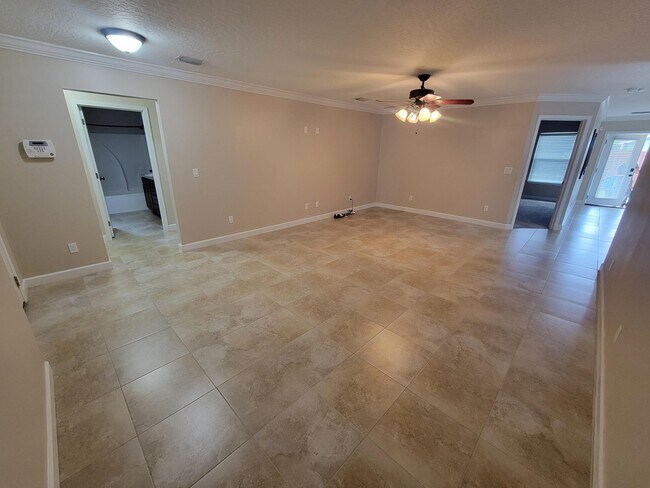 Building Photo - 712 Hazel Dr