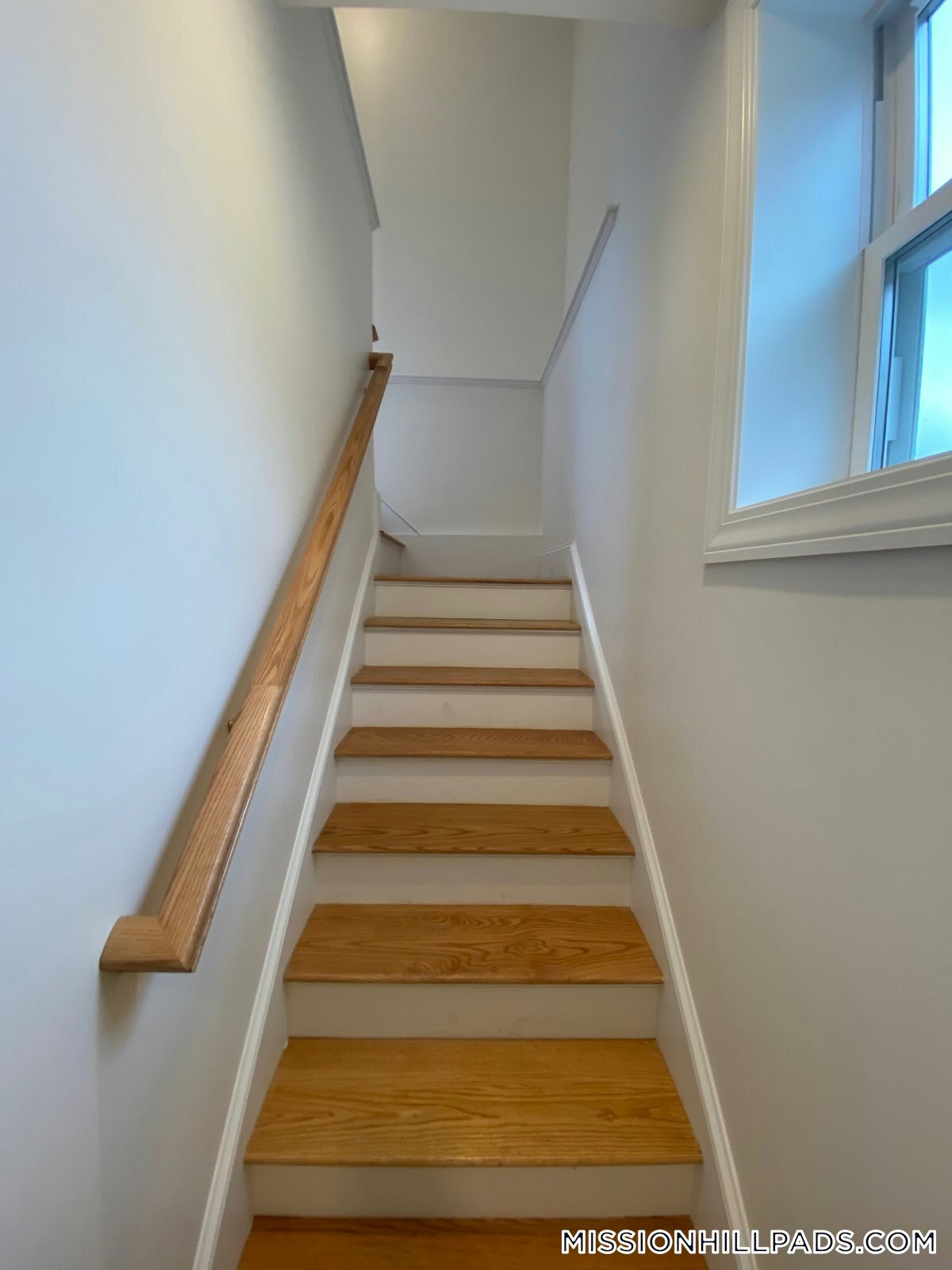 Building Photo - 183 Hillside St