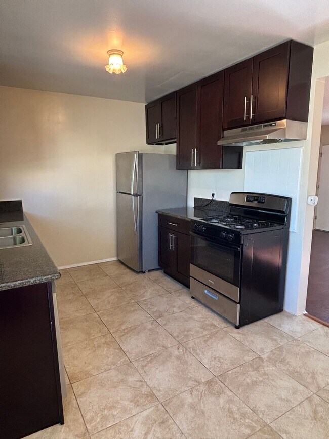 Building Photo - 2 bedroom 1 bath available now in East LA!