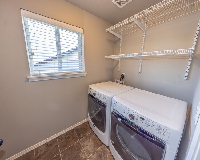 Building Photo - Three bedroom townhouse in Orchards.  - Built in 2016 - AC