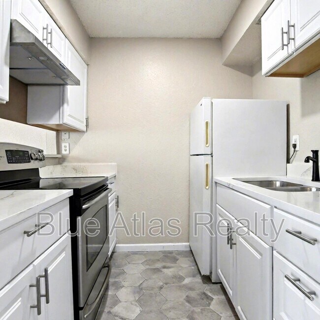 Building Photo - 5519 Wellesley Ave