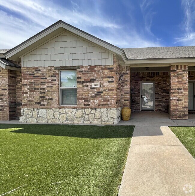 Building Photo - Cute 3/2/2 townhome in the Lubbock-Cooper ...