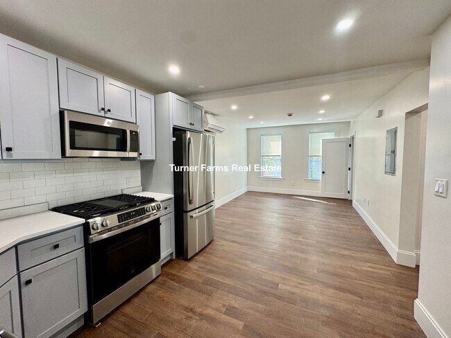 Building Photo - 10 Hunting St